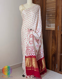 Close up of Bandhani work on White Gajji silk saree