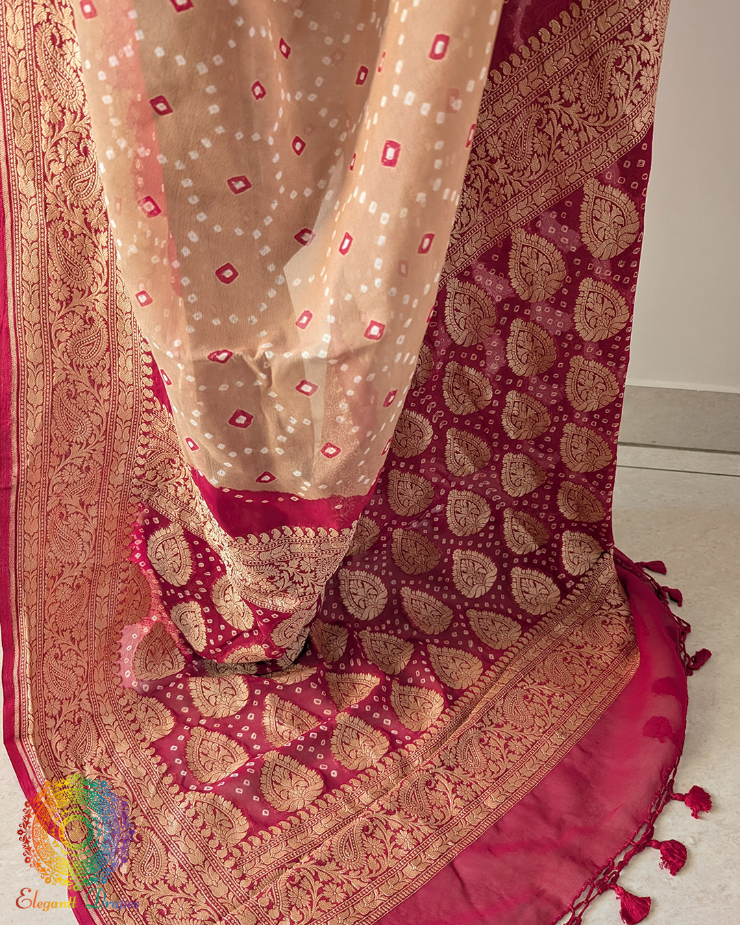 Red palla close up on beige georgette bandhani saree highlighting detailing