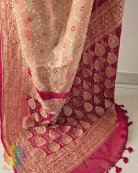 Red palla close up on beige georgette bandhani saree highlighting detailing