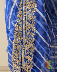 Royal Blue Organza Saree – Detailed view of handcrafted Kachha Gota embellishment adding traditional shimmer to the rich blue Leheria patterned body