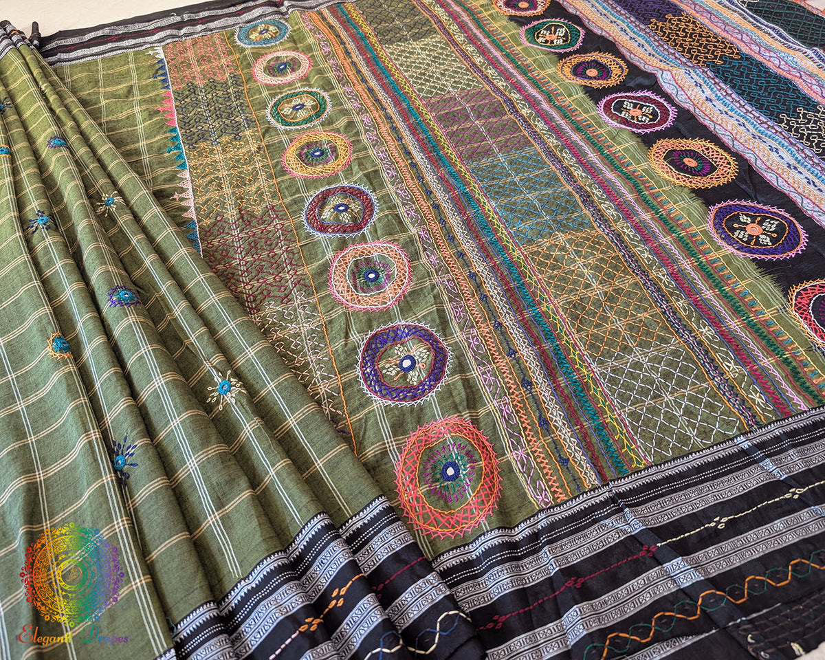 Close-up of diagonal Lambani embroidered bels and floral bootas on the Green Ilkal cotton saree