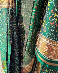 Green Rajkot Patola Saree – Pleats Detail View displaying the neatly arranged pleats and repeating woven patterns, bringing out the green colour, fine silk texture and traditional Patola craftsmanship.
