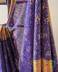 Indigo Blue Rajkot Patola Saree – Pleats Detail View displaying the neatly arranged pleats and repeating woven patterns, bringing out the deep blue colour, fine silk texture and traditional Patola craftsmanship.