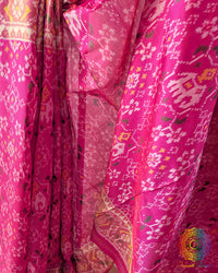 Magenta Pink Rajkot Patola Saree – Pleats Detail View displaying the neatly arranged pleats and repeating woven patterns, bringing out the rich magenta pink colour, fine silk texture and traditional Patola craftsmanship.