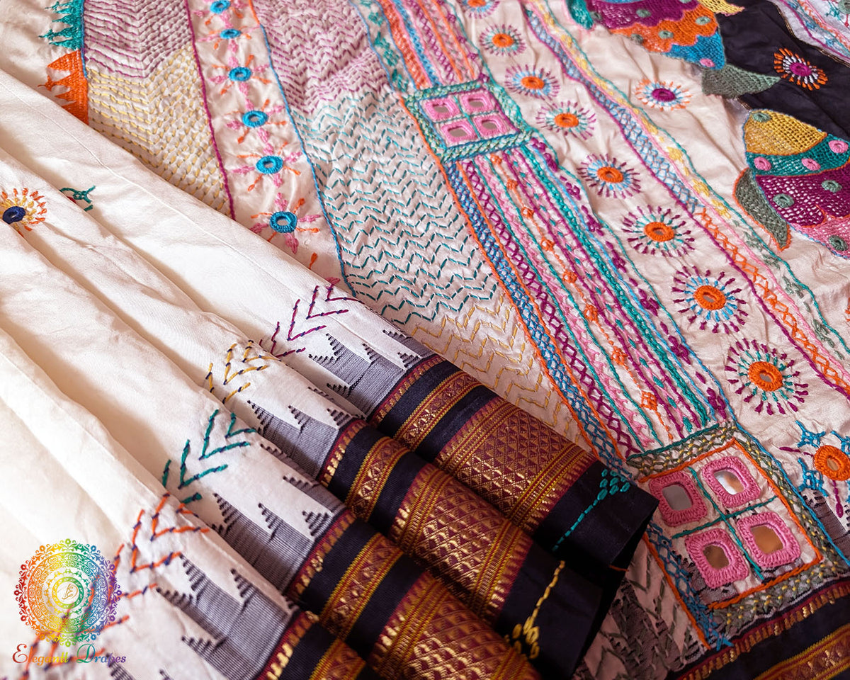 Black border and palla detail showcasing artisanal Lambani handwork