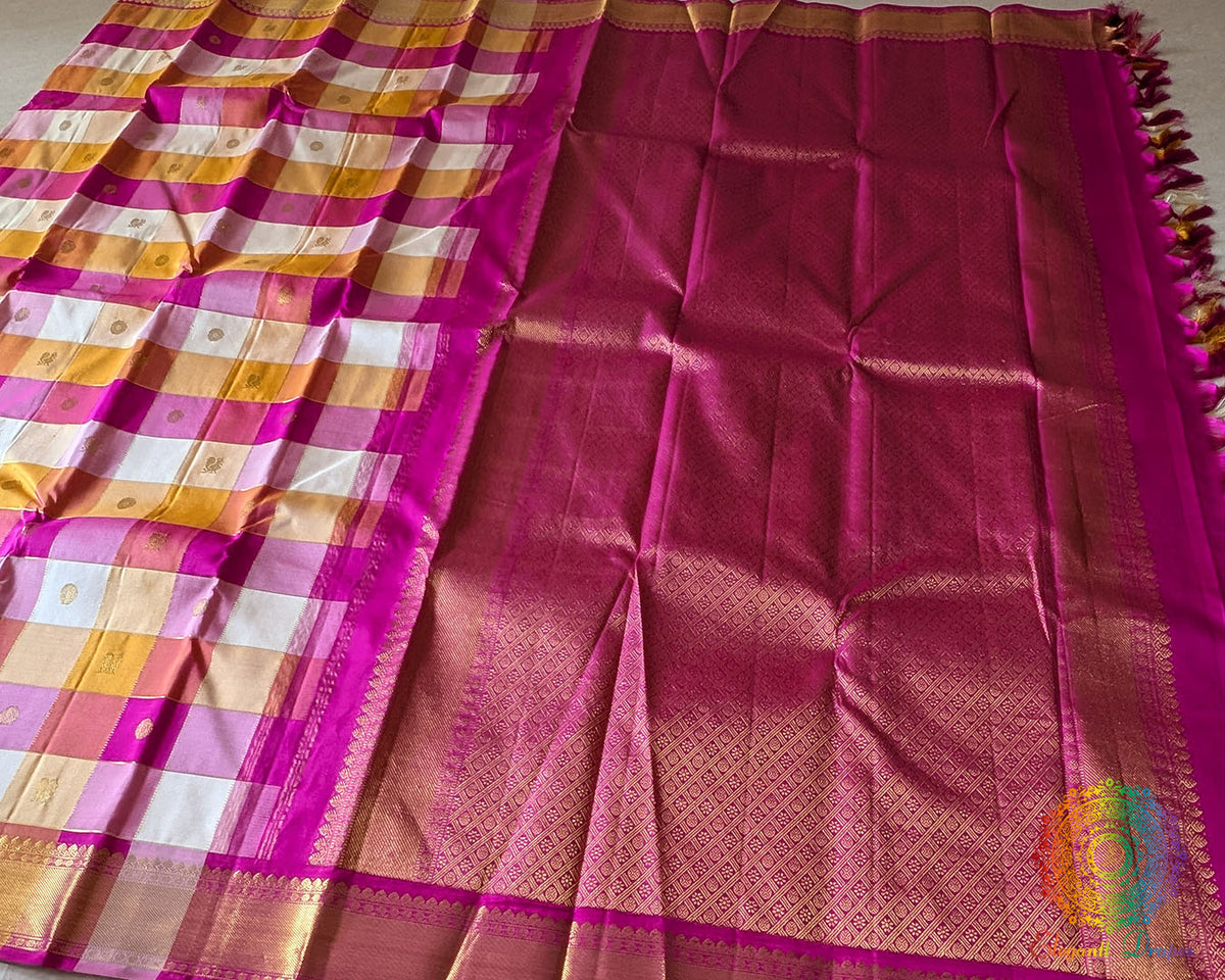 Richly woven pallu of the Pink Gold Checked Pure Kanjivaram Silk Saree featuring traditional 2-Gram Gold Zari craftsmanship