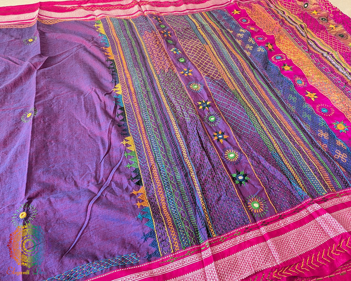 Close-up of the saree border highlighting traditional Ilkal weaving and Lambani handwork