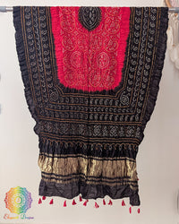 Close up of black red bandhani gaji silk dupatta showing tie dye detail