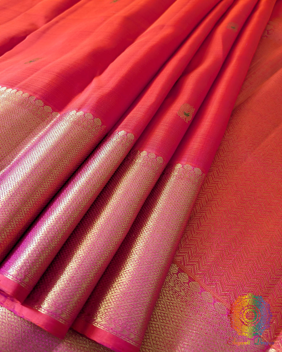 Detailed view of the gold zari border on the Shot Pink Pure Kanjivaram Handloom Silk Saree, showcasing the traditional woven design and contrasting golden accents.
