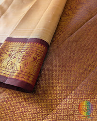 Taupe Maroon Kanjivaram Silk Saree – Gold Zari Border Close-Up showcasing the intricate 2gm gold zari weaving against the rich maroon border and smooth taupe silk body.