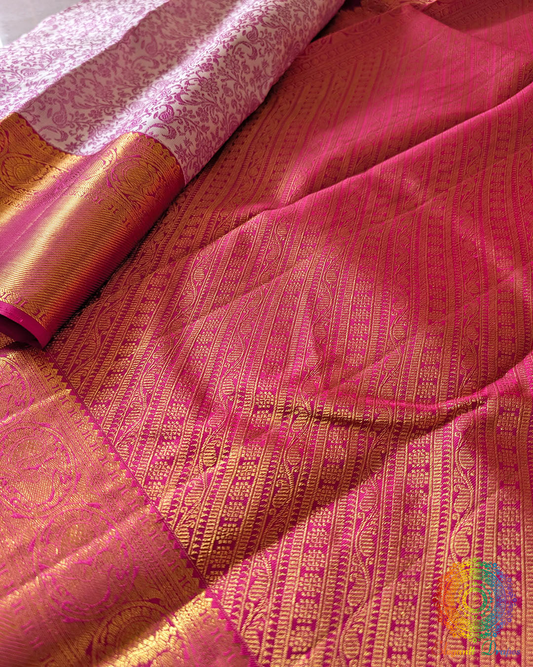 Detailed view of pink border and 2 gram zari weaving on Kanjivaram saree