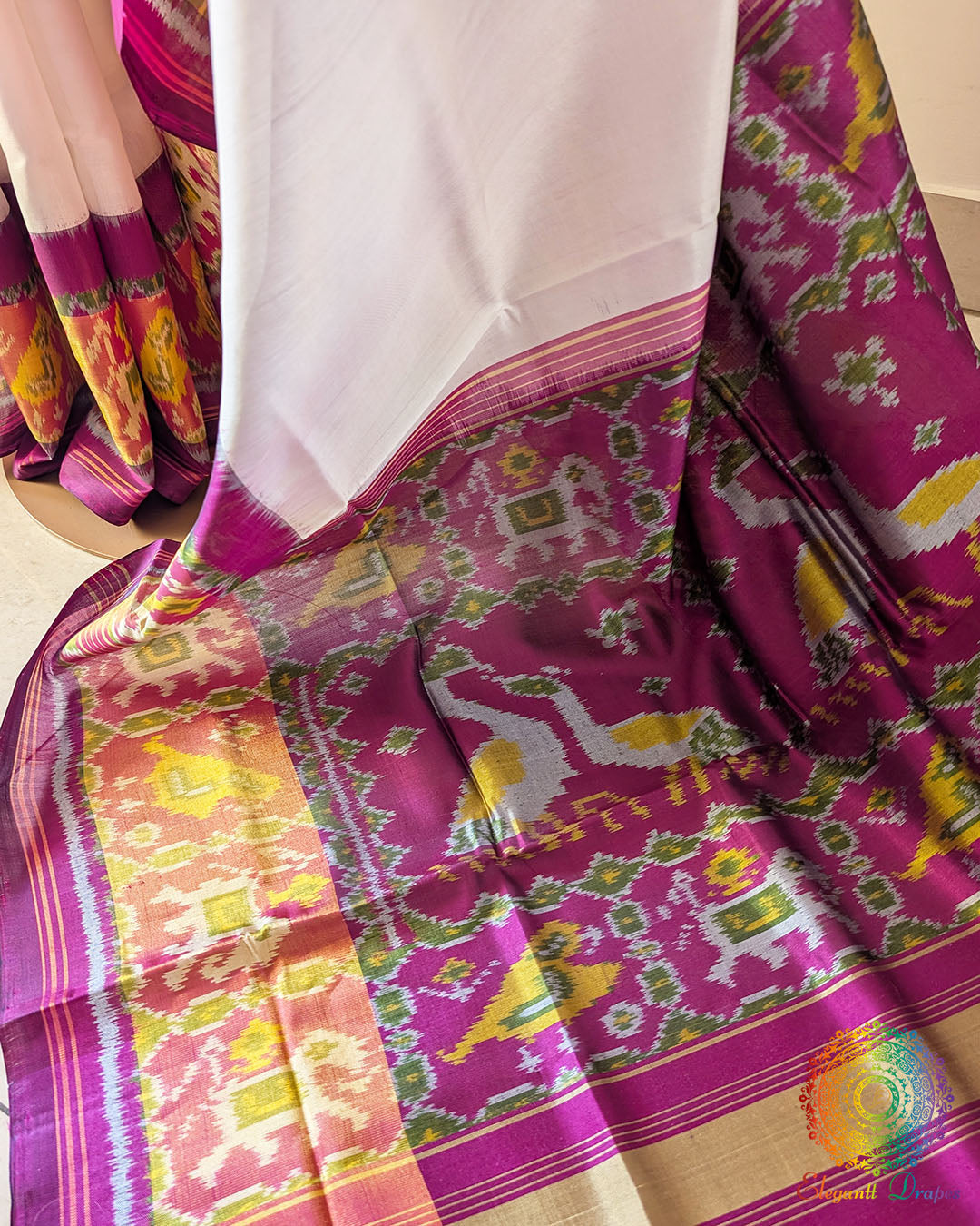 White Pink Rajkot Patola Silk Saree – Palla Close-Up highlighting the detailed Patola motifs and geometric patterns woven across the palla, showcasing the traditional craftsmanship and rich texture of mulberry silk.