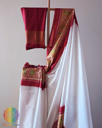 White Red Handwoven Mulberry Silk Saree – Red Border Close-Up showcasing the contrasting red border against the white silk body, highlighting the traditional finishing and craftsmanship of this Rajkot Patola saree.
