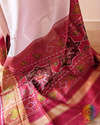 White Red Rajkot Patola Silk Saree – Red Palla Close-Up highlighting the rich red palla and its traditional woven detailing, complemented by the contrasting plain white body and fine mulberry silk texture.