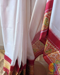 White Red Rajkot Patola Saree – Detailed Red Palla View featuring the rich red silk palla and its woven patterns, with the plain white body creating a timeless and elegant colour contrast.